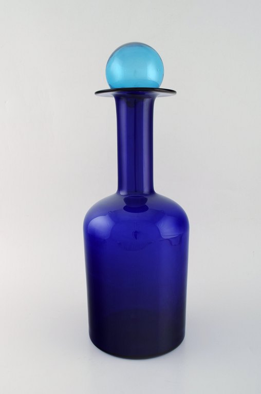 Otto Brauer for Holmegaard. Stor vase/flaske i blåt kunstglas med blå kugle. 
1960