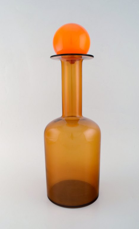 Otto Brauer for Holmegaard. Stor vase/flaske i brunt kunstglas med orange kugle. 
1960