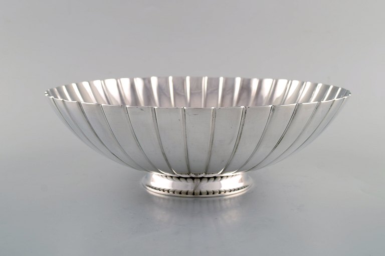 Sigvard Bernadotte for Georg Jensen. Large strawberry bowl in sterling silver. 
Designed in simple lines. Pair in stock.

