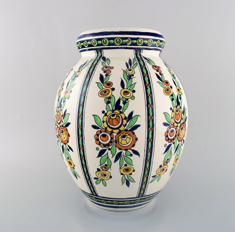 Charles Catteau (1880-1966) for Boch Freres Keramis, Belgien. Stor art deco 
keramikvase i cloisonné teknik. Håndmalet med blomster. 1920/30