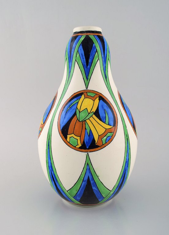 Charles Catteau (1880-1966) for Boch Freres Keramis, Belgien. Stor art deco 
keramikvase i cloisonné teknik. Håndmalet med blomster. 1920/30