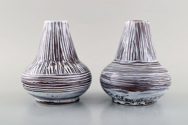 Accolay, France. A pair of vases in glazed ceramic in striped design. Mid-20th 
century.
