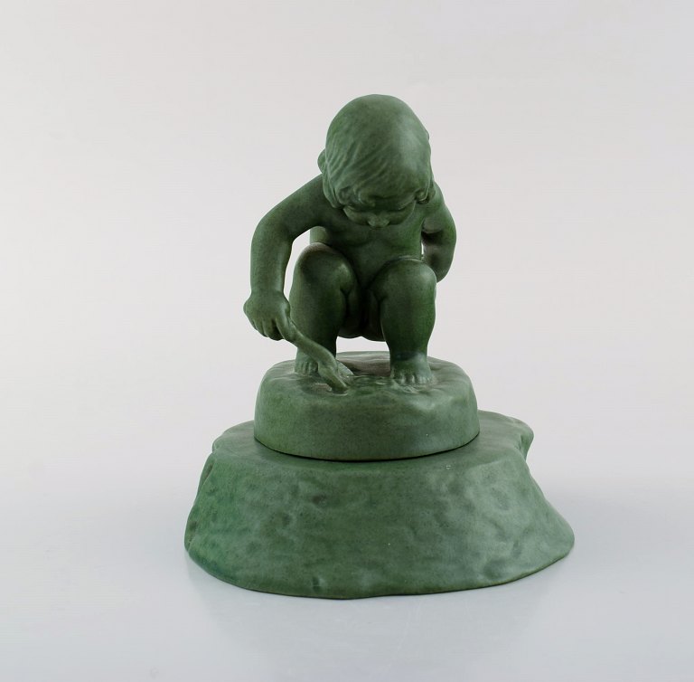Adda Bonfils (1883-1943) for Ipsens Enke. Jadegrøn figur af pige med skovl i 
glaseret keramik. Modelnummer 889. 1920/30