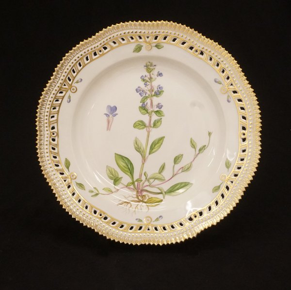 A large Royal Copenhagen plate. "20/3553. D: 25cm