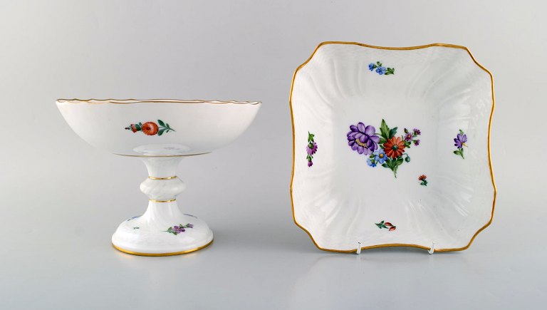 Royal Copenhagen Let Saksisk Blomst. Opsats og skål i håndmalet porcelæn. 
Tidligt 1900-tallet.
