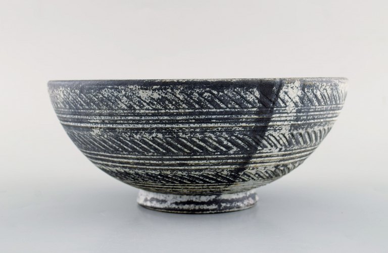 Kähler, Denmark. Bowl in glazed stoneware. Beautiful gray-black double glaze. 
1930 / 40