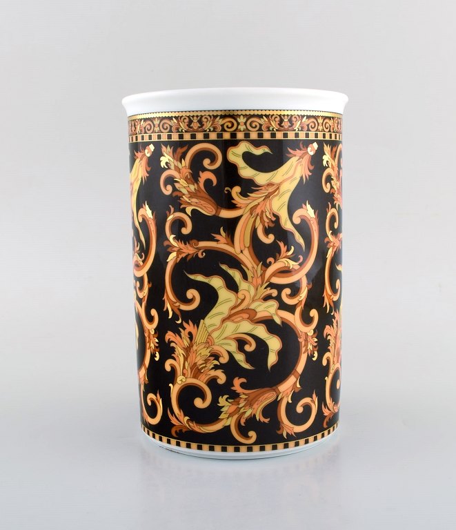 Gianni Versace for Rosenthal. Barocco vase i porcelæn med gulddekoration. Sent 
1900-tallet. 
