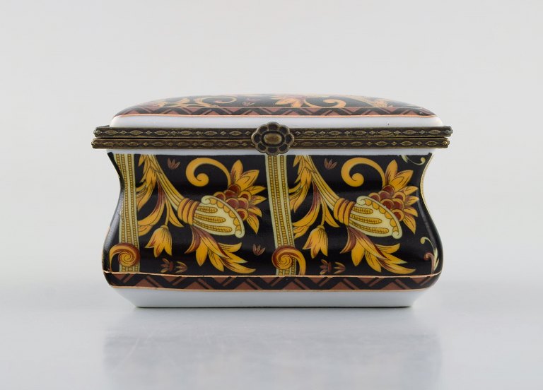 Royal Crown Derby, England. Jewelry box in hand-painted porcelain. 1920 / 30