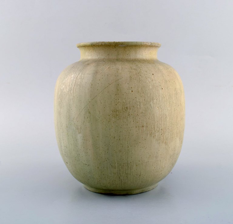 Arne Bang, Denmark. Vase in glazed ceramics. Model number 31. Beautiful glaze in 
sand shades. 1940 / 50
