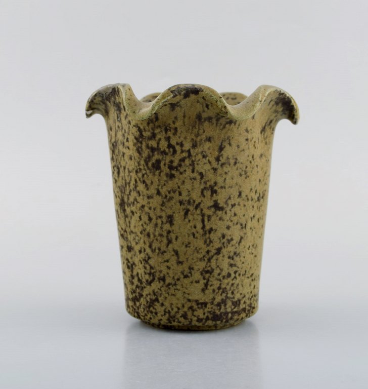 Arne Bang. Vase i glaseret keramik. Modelnummer 208. Smuk spættet glasur i brune 
og olivengrønne nuancer. 1940/50