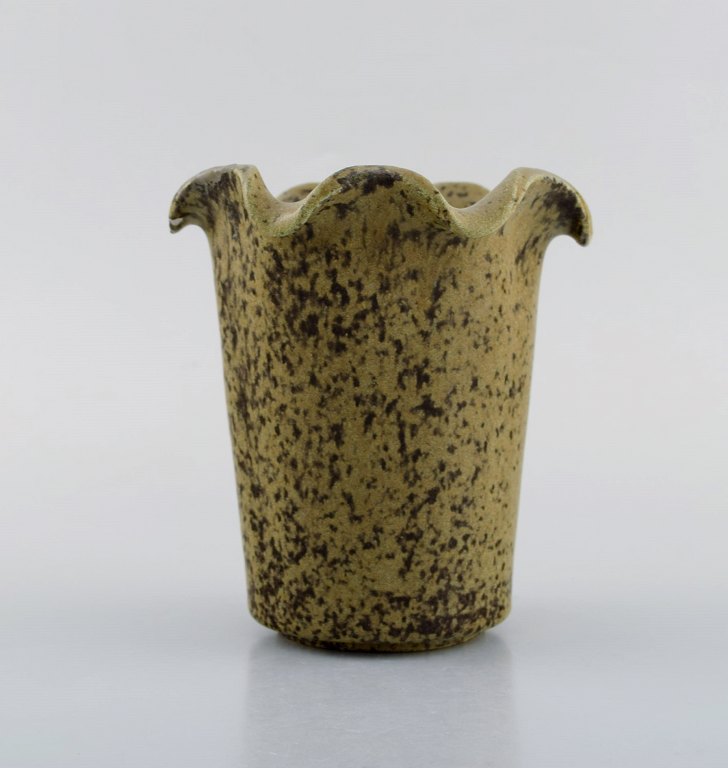 Arne Bang. Vase in glazed ceramics. Model number 208. Beautiful speckled glaze 
in brown and olive green shades. 1940 / 50