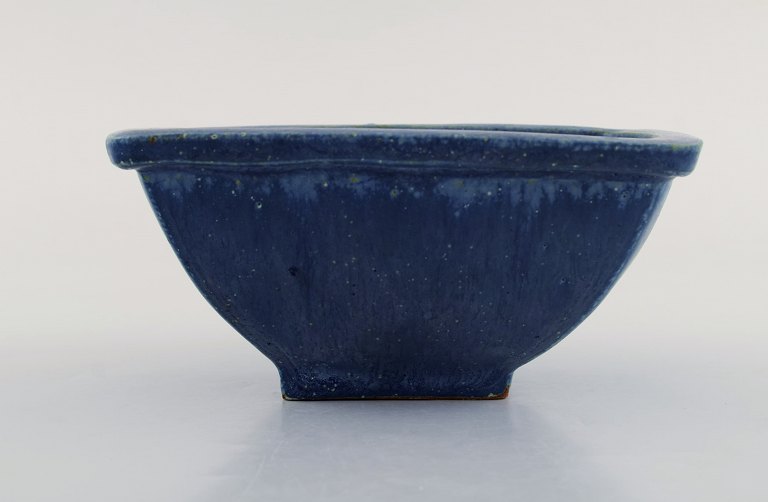 Arne Bang. Bowl in glazed ceramics. Model number 191. Beautiful glaze in shades 
of blue. 1940 / 50