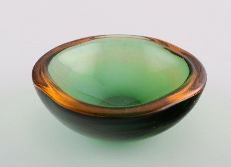 Murano bowl in mouth blown art glass. Italian design, 1960s.
