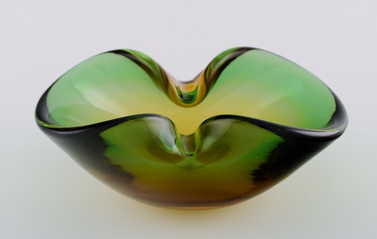 Murano skål i grønligt mundblæst kunstglas. Italiensk design, 1960