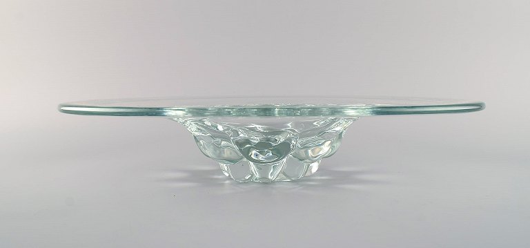 Scandinavian glass artist. Large bowl in mouth blown art glass. 1960s / 70