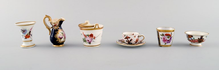 Chamberlain Worcester among others. Six antique miniatures in hand-painted 
porcelain. 19th century.