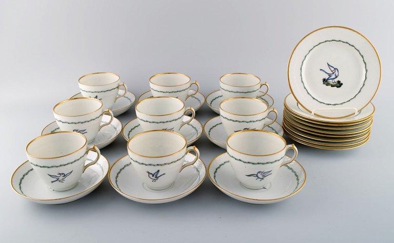 Royal Copenhagen coffee service for nine people in hand-painted porcelain with 
bird motifs and gold decoration. Early 20th century.
