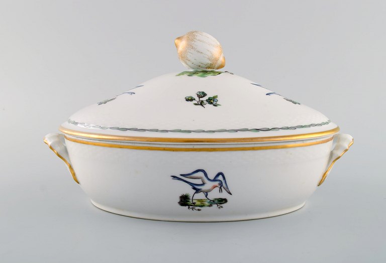 Royal Copenhagen lidded tureen in hand-painted porcelain with bird motifs and 
gold decoration. Early 20th century.
