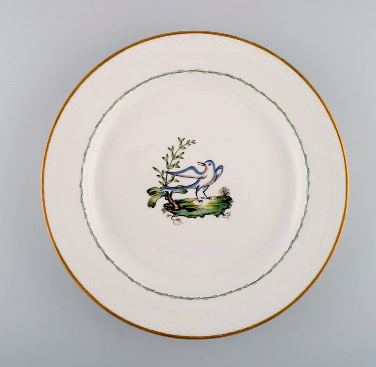 Stort rundt Royal Copenhagen fad i håndmalet porcelæn med fuglemotiv og 
gulddekoration. Tidligt 1900-tallet. 
