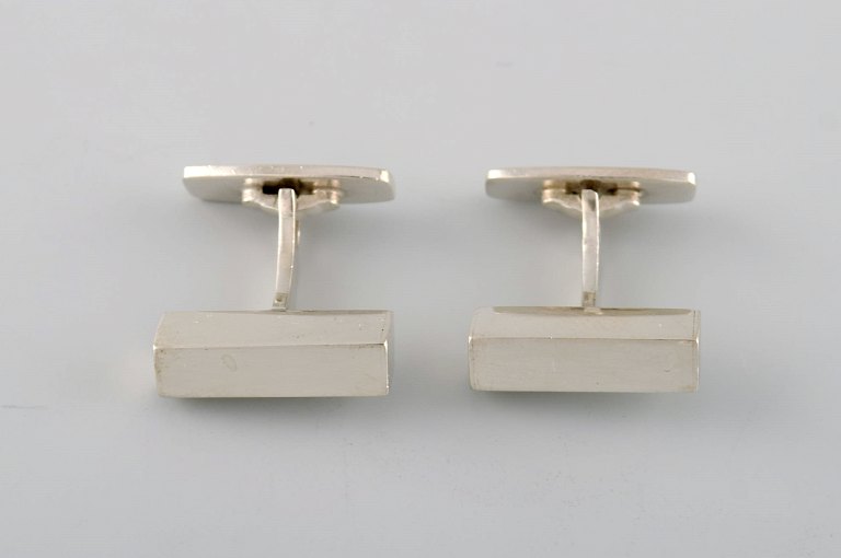 Axel Holm, Copenhagen (1908 - 1957). A pair of modernist cufflinks in sterling 
silver. Mid-20th century.
