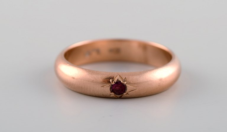 Vintage art deco ring in 14 carat gold adorned with amethyst. 1940s.
