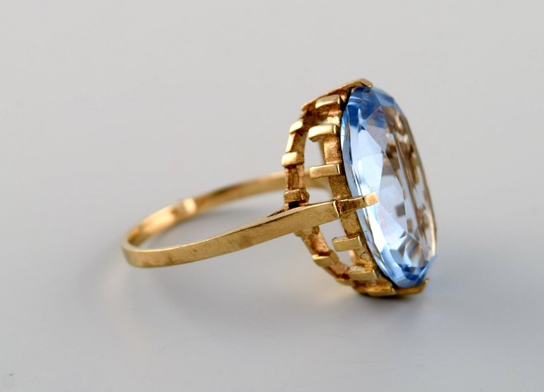 Vintage art deco ring i 8 karat guld prydet med stor lysblå halvædelsten. 
1940