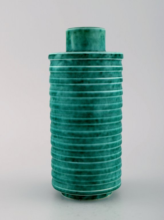 Wilhelm Kåge for Gustavsberg. Sjælden cylindrisk Argenta art deco vase i 
glaseret keramik. Smuk glasur i grønne nuancer og rillet korpus. 1940´erne.
