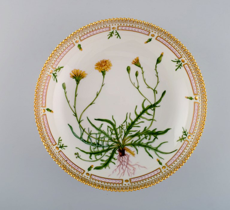 Stor Royal Copenhagen Flora Danica skål af porcelæn, dekoreret i farver og guld 
med blomster. Modelnummer 20/3505. 
