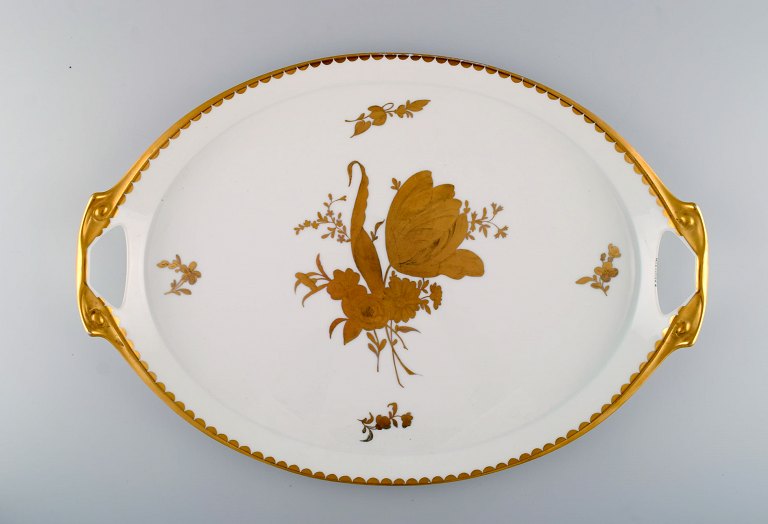 Stor Rosenthal serveringsbakke i guldbelagt håndmalet porcelæn. Midt 
1900-tallet. 
