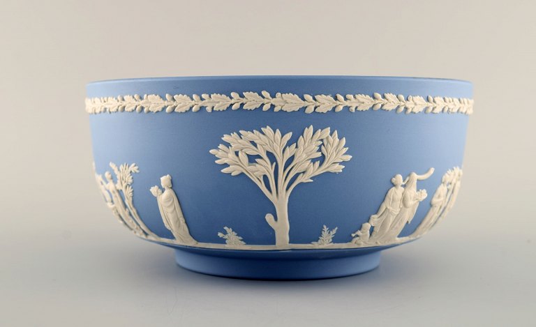 Wedgwood, England. Large bowl in light blue stoneware with classicist scenes in 
white. Approx. 1930.
