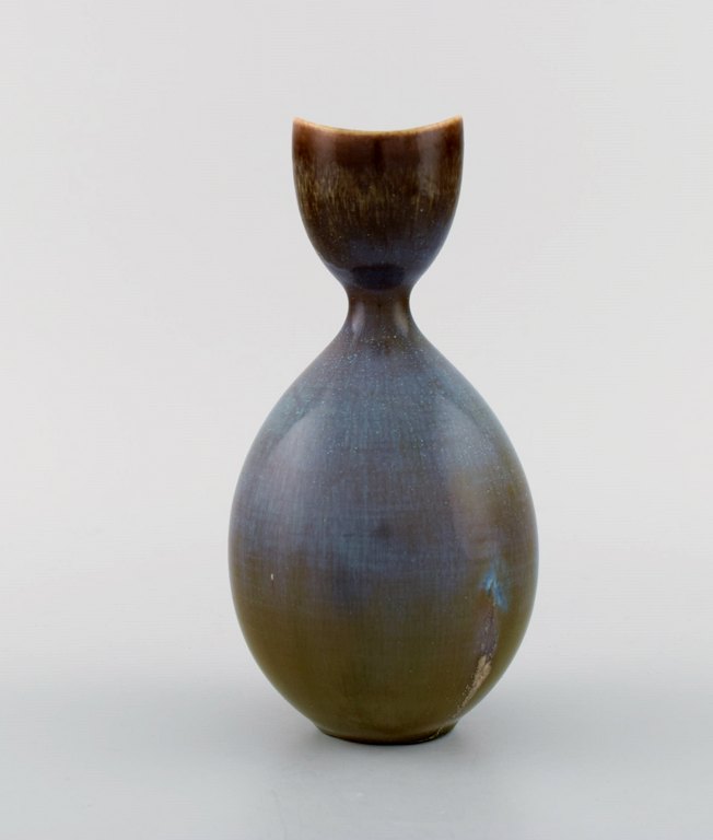 Stig Lindberg for Gustavsberg Studiohand. Vase i glaseret keramik. Smuk glasur i 
blå og brune nuancer. Sjælden form. Midt 1900-tallet.
