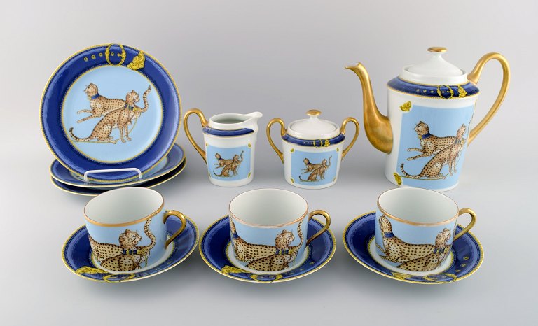 Limoges / Porcelaine de Paris. Kaffeservice til tre personer i porcelæn med 
geparder. 1960/70