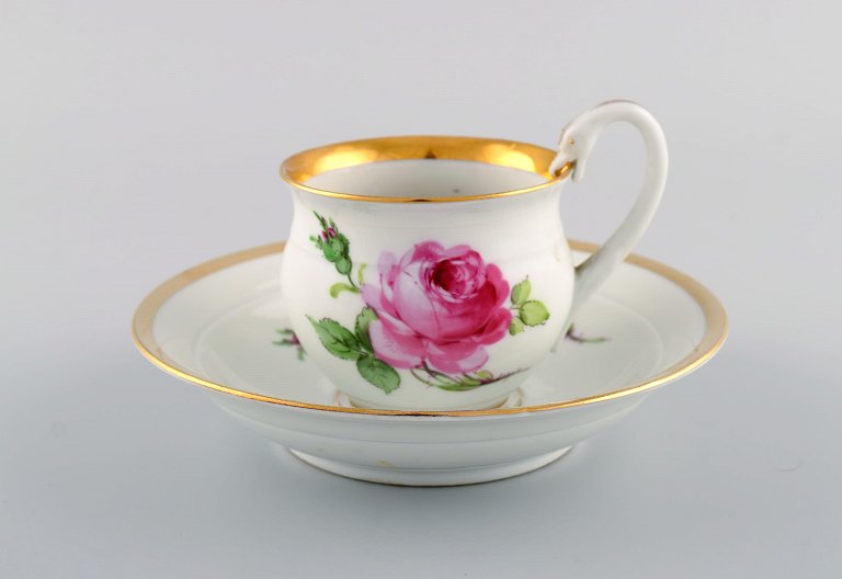 Antik Meissen kaffekop med underkop i håndmalet porcelæn med blomstermotiver og 
guldkant. Sent 1800-tallet. 
