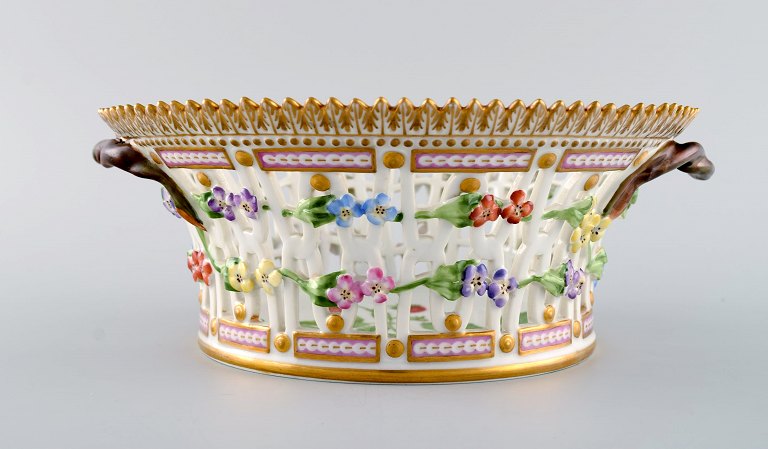 Royal Copenhagen Flora Danica frugtskål af porcelæn, dekoreret i farver og guld 
med blomster. Modelnummer 20/3534. 

