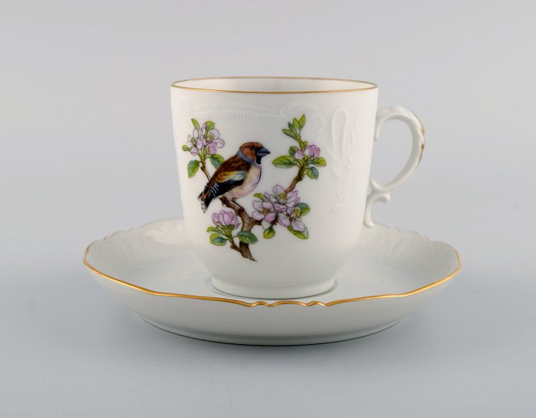 Royal Copenhagen "Forår" kaffekop med underkop i porcelæn med motiver af fugle 
og bladværk. 1980