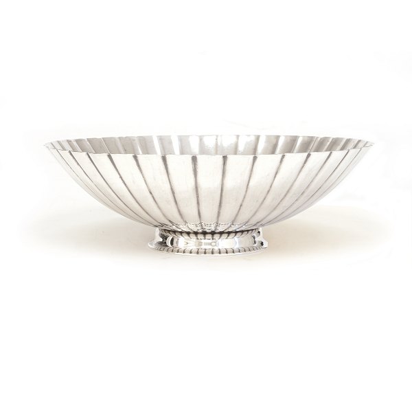 Siegvard Bernadotte for Georg Jensen: Skål i sterlingsølv. H: 7,2cm. D: 22,5cm. 
V: 478gr