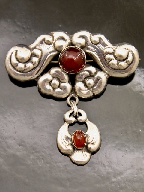 Art nouveau/jugend broche med rav