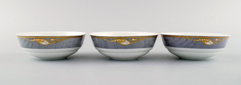 Tre Royal Copenhagen Grå Magnolia skåle i porcelæn. Sent 1900-tallet.
