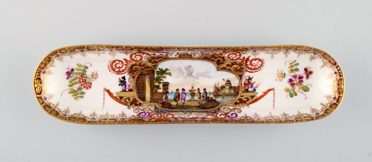 Antik Meissen pennebakke i håndmalet porcelæn med købmænd og gulddekoration. 
1800-tallet.  
