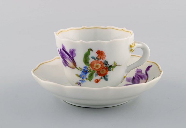 Antik Meissen kaffekop med underkop i håndmalet porcelæn med blomstermotiver. 
1800-tallet. 
