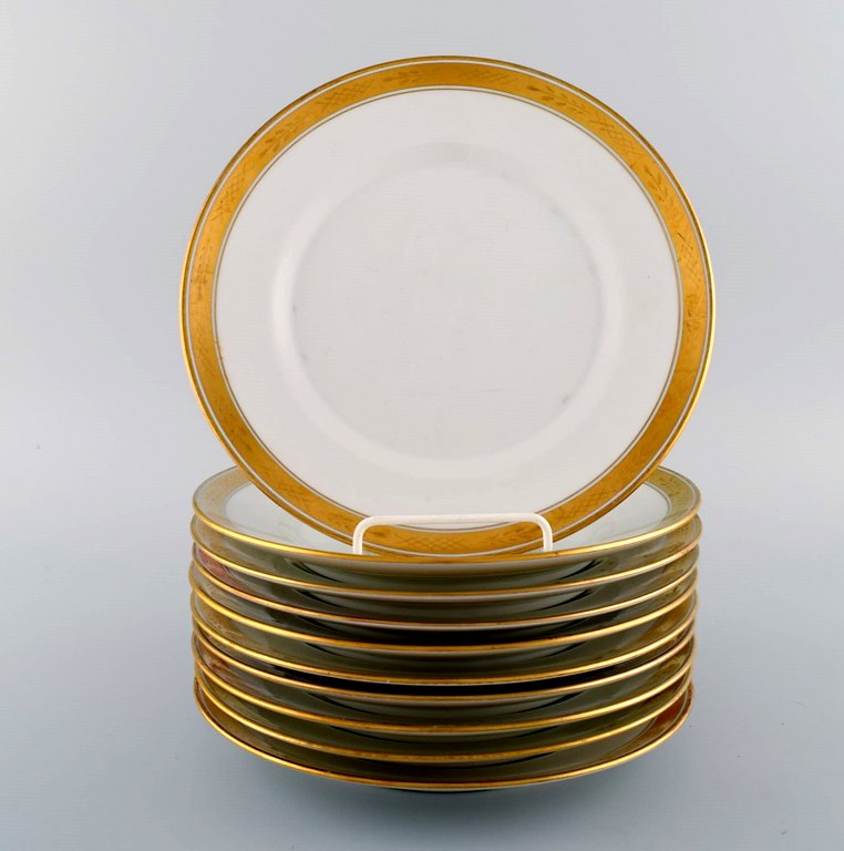 Royal Copenhagen stel nr. 607, Hvid. 10 frokosttallerkener i porcelæn med 
guldkant. Modelnummer 607/9589. 
