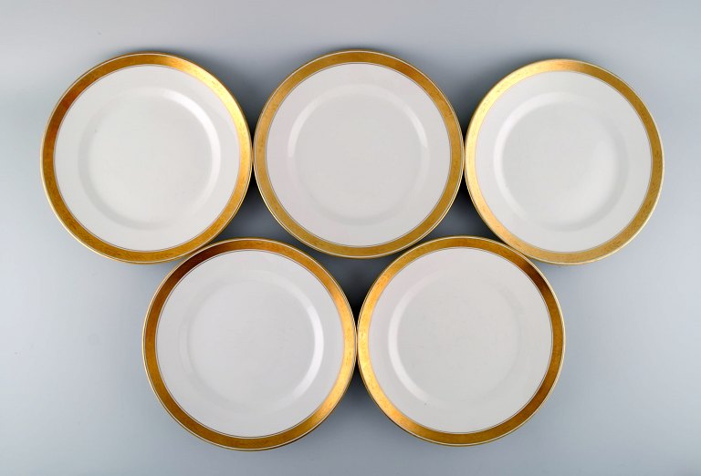 Royal Copenhagen stel nr. 607, White. Five porcelain dinner plates with gold 
edge. Model number 607/9586.
