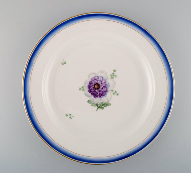 Stort rundt antikt Royal Copenhagen fad i håndmalet porcelæn med blomster og blå 
kant med guld. Modelnummer 592/9042. Sent 1800-tallet. 
