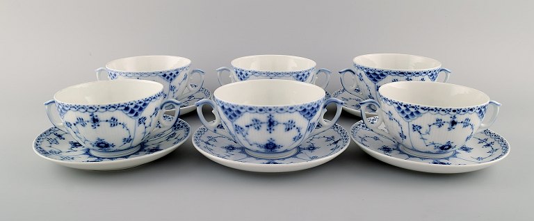 Seks Royal Copenhagen Musselmalet Halvblonde boullionkopper med underkopper i 
porcelæn.
