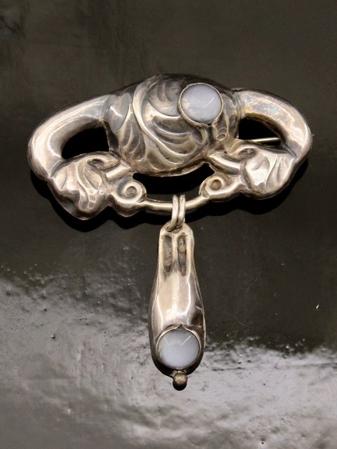 Art Nouveau / jugend broche med månesten