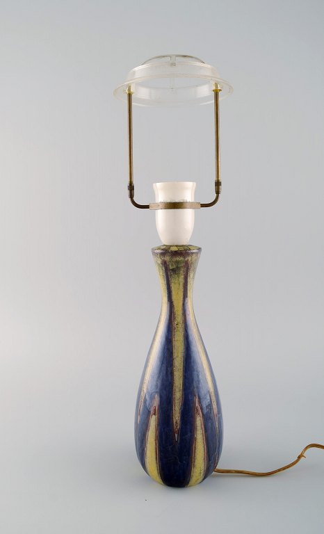 Michael Andersen, Denmark. Table lamp in glazed ceramics. Beautiful glaze in 
shades of blue and yellow. 1950s.
