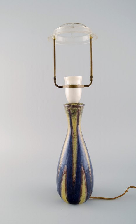 Michael Andersen, Bornholm. Bordlampe i glaseret keramik. Smuk glasur i blå og 
gule nuancer. 1950