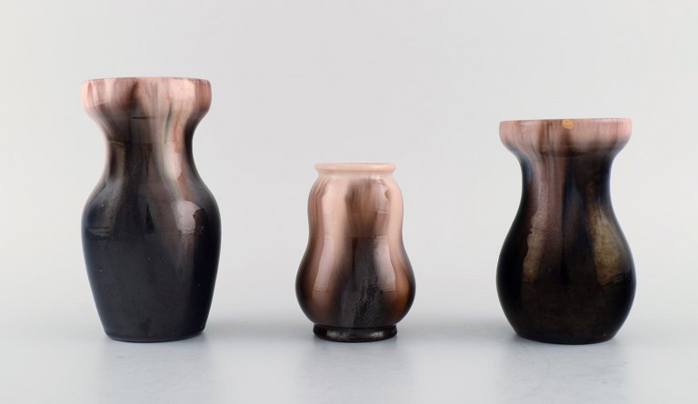Michael Andersen, Bornholm. Tre vaser i glaseret keramik. Smuk glasur i 
cremefarvede og brune nuancer. 1950