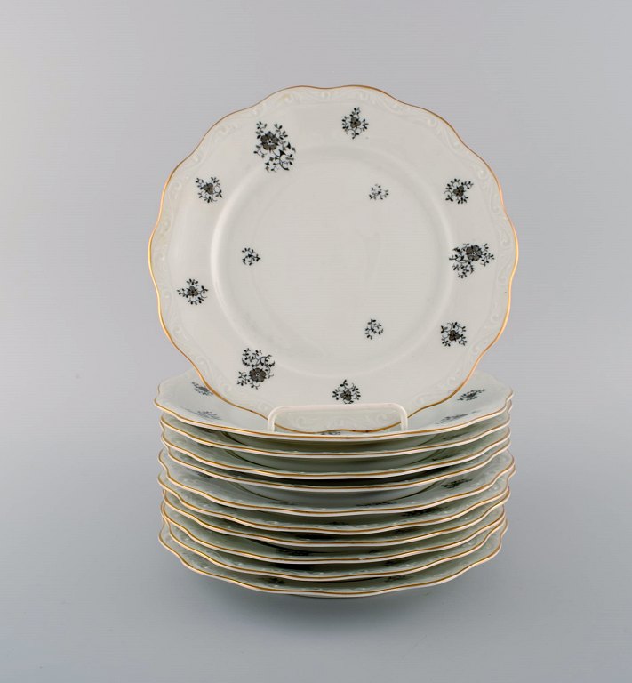KPM, Kjøbenhavns Porcelæns Maleri. 11 Rubens frokosttallerkener i porcelæn med 
blomstermotiver, guldkant og snirkler i relief. 1940