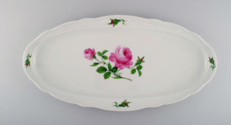 Stort antikt Meissen fiskefad i håndmalet porcelæn med lyserøde roser. Tidligt 
1900-tallet.
